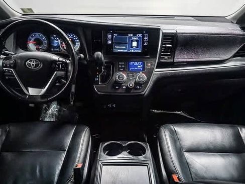 Certified 2017 Toyota Sienna SE image 13