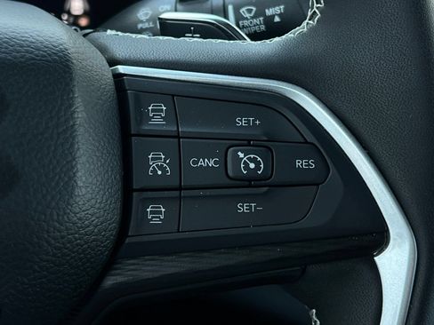 Used 2023 Jeep Grand Cherokee Laredo AWD/4WD image 37