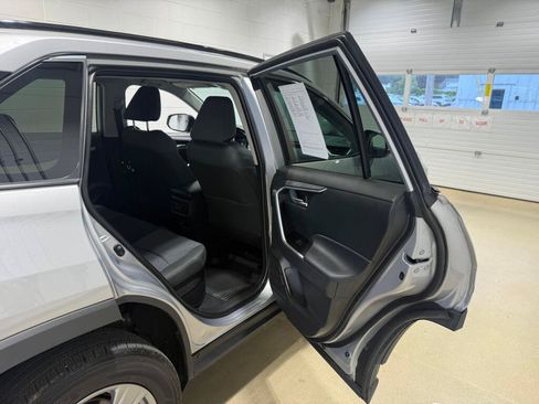 Used 2025 Toyota RAV4 XLE AWD/4WD image 12