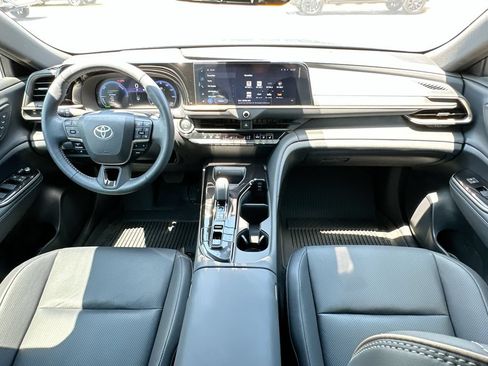 Used 2025 Toyota Crown Signia AWD/4WD image 3