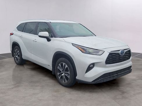 Used 2023 Toyota Highlander XLE AWD/4WD image 3