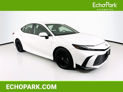 Used 2025 Toyota Camry SE FWD image 1