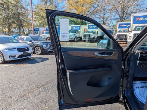 Used 2025 Volkswagen Atlas SE image 11