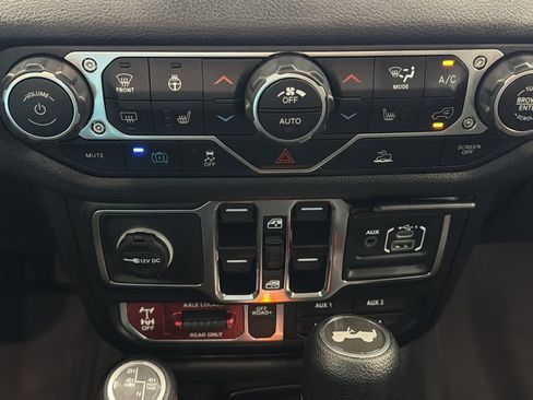 Used 2024 Jeep Wrangler Unlimited AWD/4WD image 23