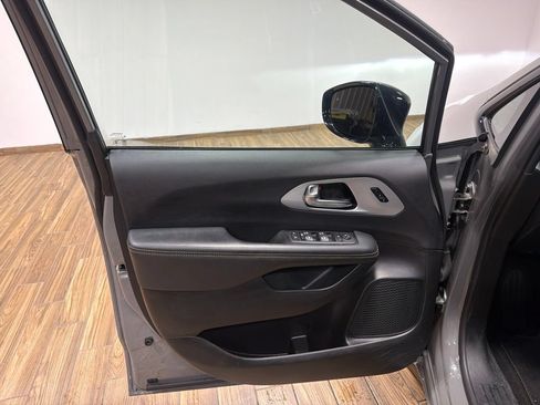 Used 2025 Chrysler Pacifica Limited FWD image 25