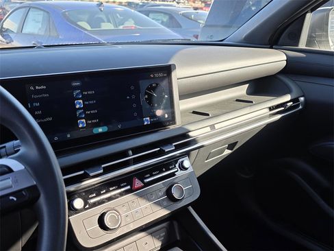 Certified 2025 Hyundai Santa Cruz SE image 7