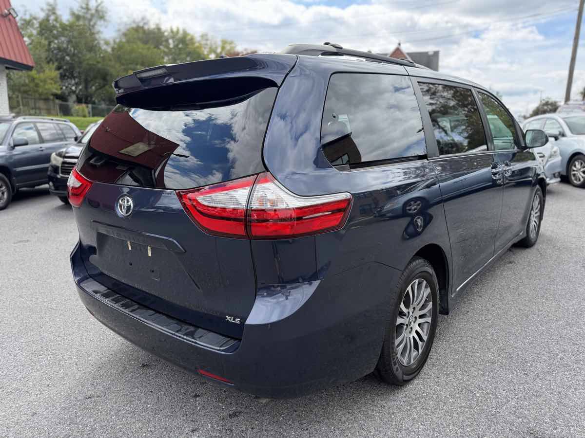 Used 2018 Toyota Sienna XLE Premium FWD image 7