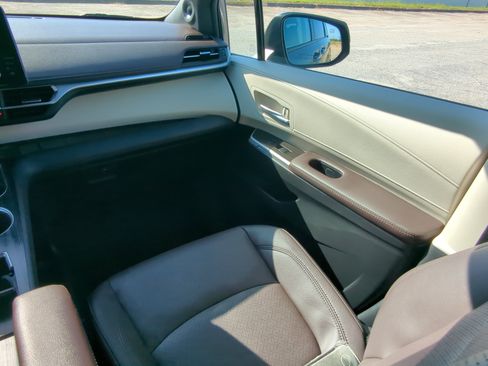 Used 2023 Toyota Sienna Platinum FWD image 15
