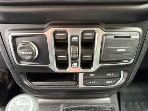 Used 2020 Jeep Wrangler Unlimited Sahara AWD/4WD image 18