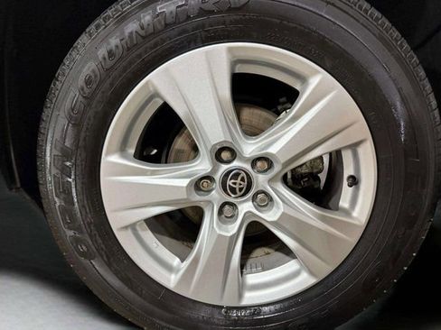 Used 2021 Toyota RAV4 XLE w/ Convenience Package image 31