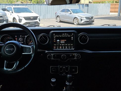 Used 2018 Jeep Wrangler Unlimited Sahara AWD/4WD image 8