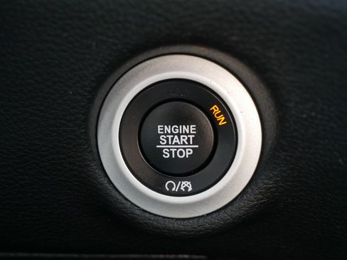 Used 2025 Chrysler Pacifica Limited FWD image 29