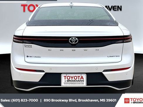 Used 2024 Toyota Crown Limited image 4