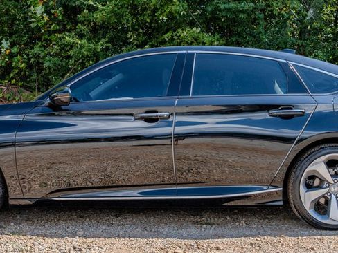 Used 2018 Honda Accord Touring image 2