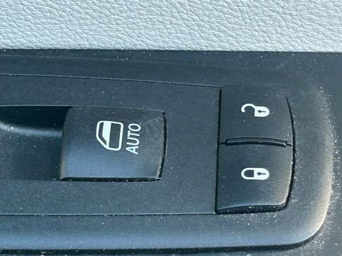 Used 2023 Chrysler Pacifica Touring-L FWD image 37