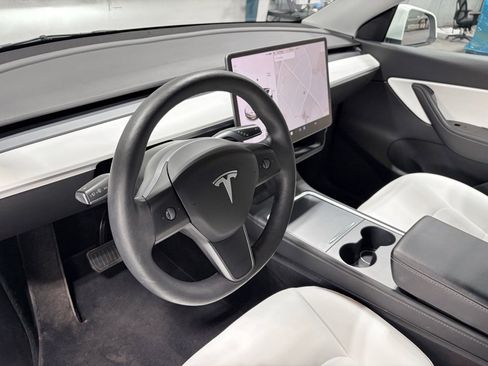 Used 2022 Tesla Model Y Long Range image 17