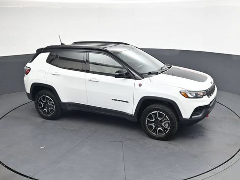 Used 2025 Jeep Compass Trailhawk w/ Trailhawk Convenience Group AWD/4WD image 36