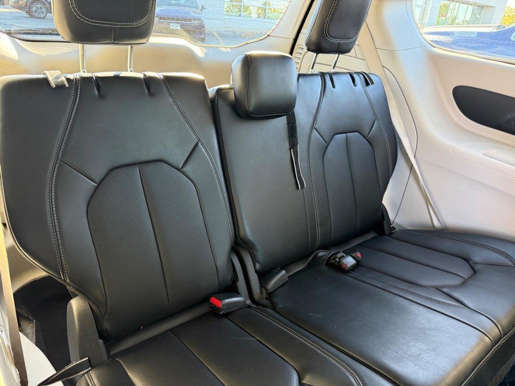 Certified 2024 Chrysler Pacifica Limited FWD image 8