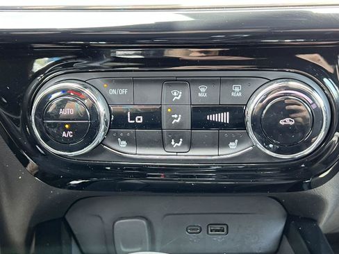 Used 2025 Chevrolet Trax RS w/ Sunroof Package FWD image 23
