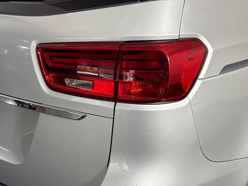Used 2019 Kia Sedona L FWD image 31