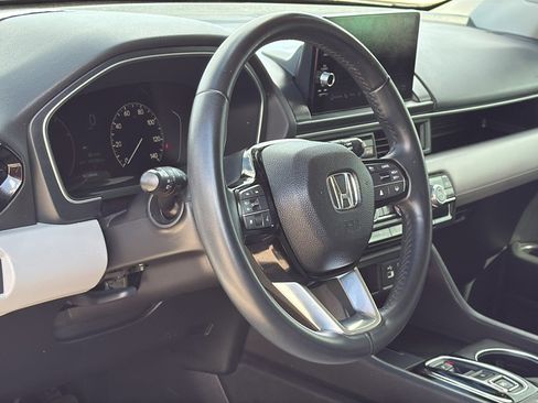 Used 2024 Honda Pilot Touring image 7