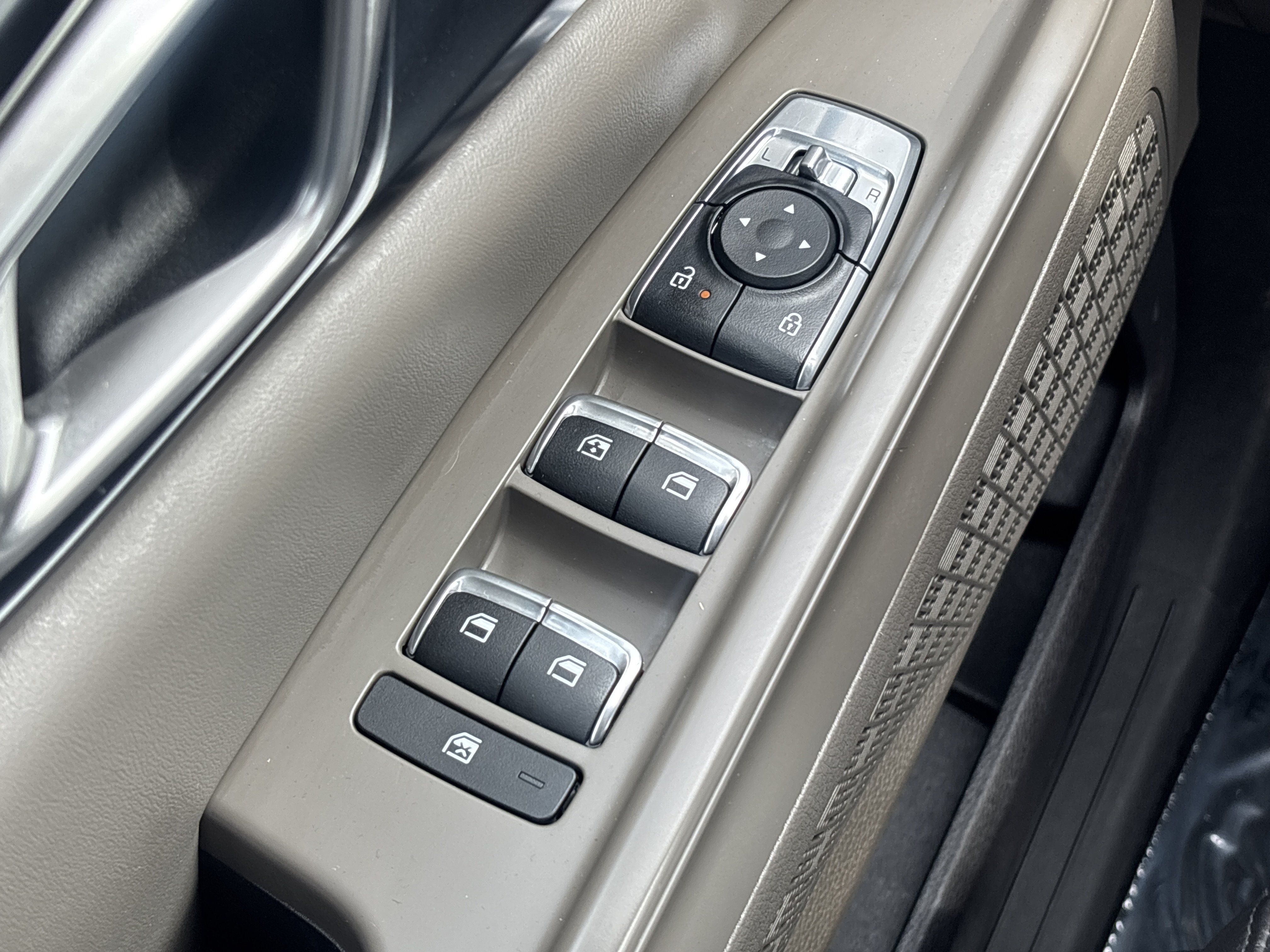 Used 2025 Kia Carnival FWD image 9