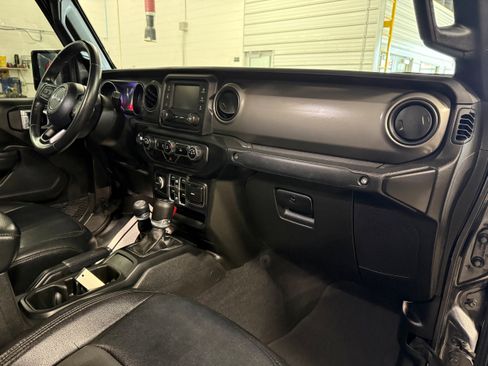 Used 2021 Jeep Gladiator Sport image 8