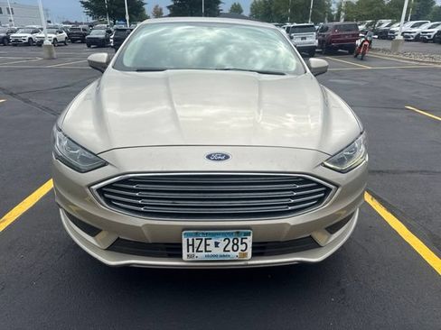 Used 2018 Ford Fusion SE w/ Fusion SE Technology Package FWD image 2
