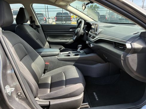 Used 2025 Nissan Altima 2.5 SV FWD image 31