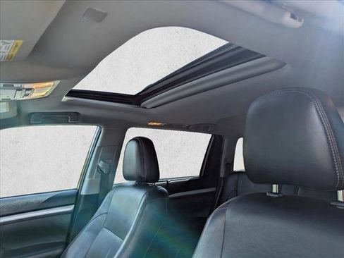 Used 2019 Toyota Highlander XLE AWD/4WD image 16