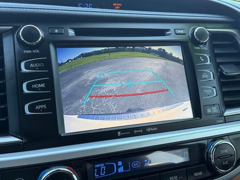 Used 2019 Toyota Highlander XLE AWD/4WD image 21