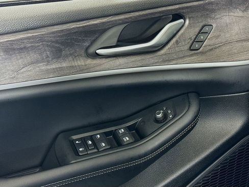 Used 2024 Jeep Grand Cherokee Limited w/ Black Appearance Package image 18