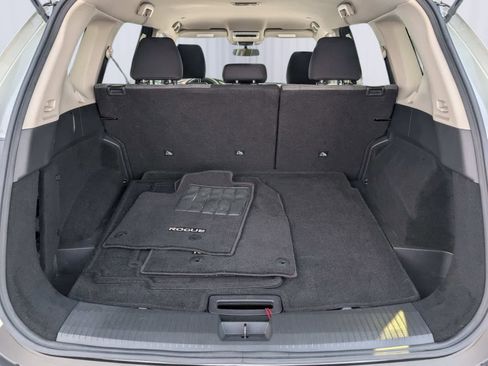 Used 2023 Nissan Rogue SV image 11