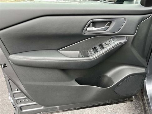 Used 2025 Nissan Rogue SV image 24