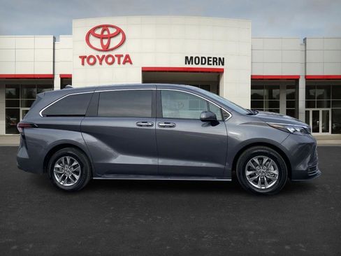 Certified 2025 Toyota Sienna XLE image 4