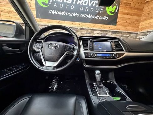 Used 2017 Toyota Highlander XLE AWD/4WD image 18