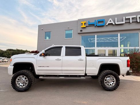 Used 2019 GMC Sierra 2500 Denali w/ Duramax Plus Package AWD/4WD image 8