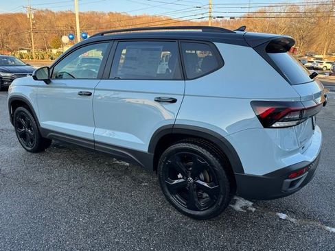 New 2026 Volkswagen Taos SE image 7