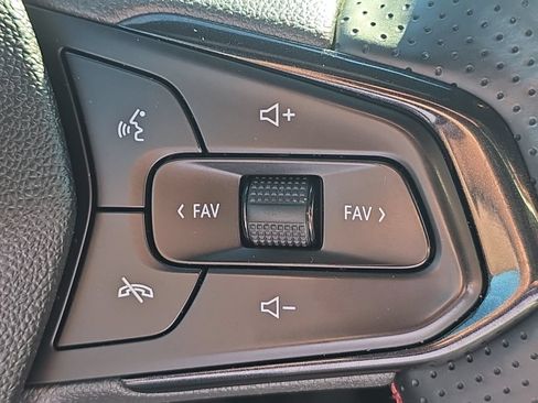 Used 2024 Chevrolet Trax RS FWD image 25