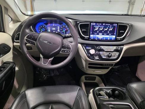 Used 2023 Chrysler Pacifica Touring-L FWD image 11