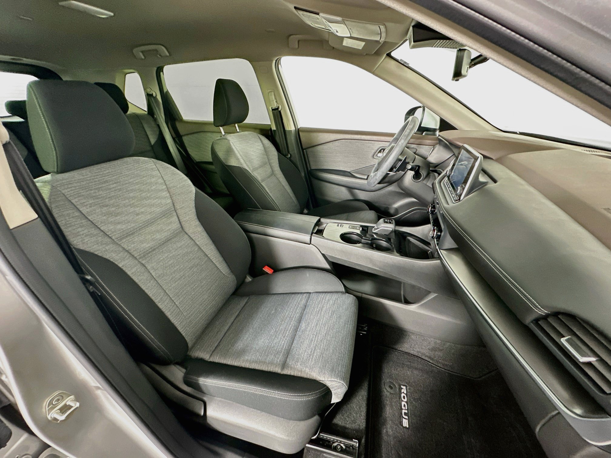 Used 2023 Nissan Rogue SV FWD image 30