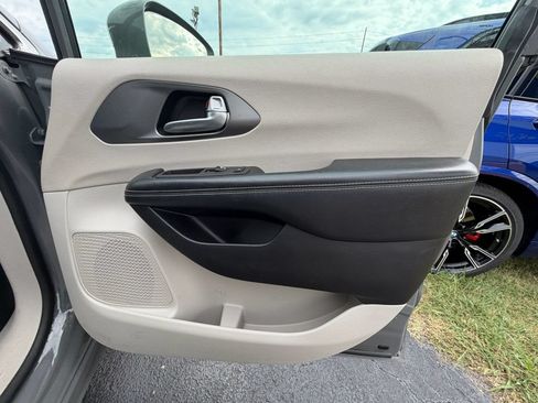 Used 2022 Chrysler Pacifica Touring-L FWD image 18