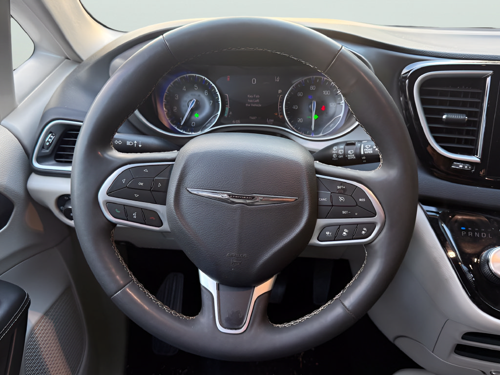 Used 2023 Chrysler Pacifica Touring-L FWD image 12