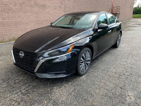 Used 2025 Nissan Altima 2.5 SV FWD image 1