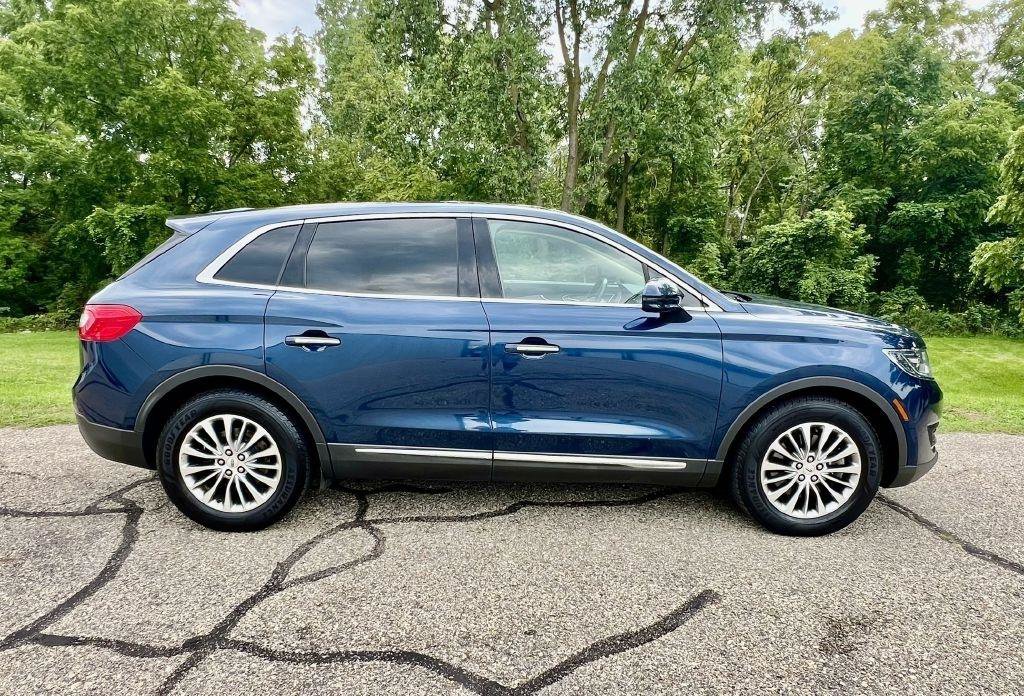 Used 2017 Lincoln MKX Select w/ Select Plus Package FWD image 3