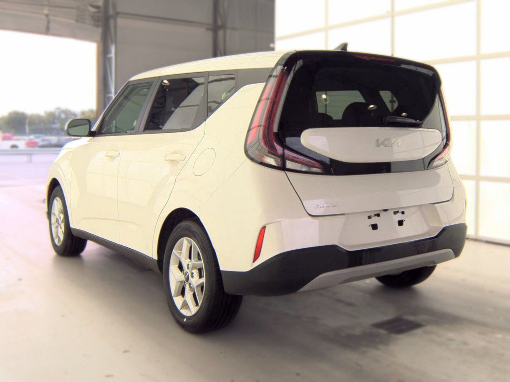 Certified 2025 Kia Soul LX w/ LX Technology Package FWD image 8