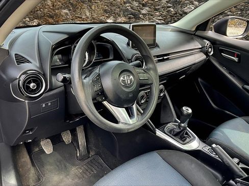 Used 2017 Toyota Yaris iA image 11