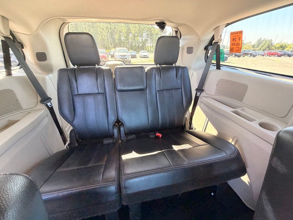 Used 2014 Chrysler Town & Country Touring FWD image 19