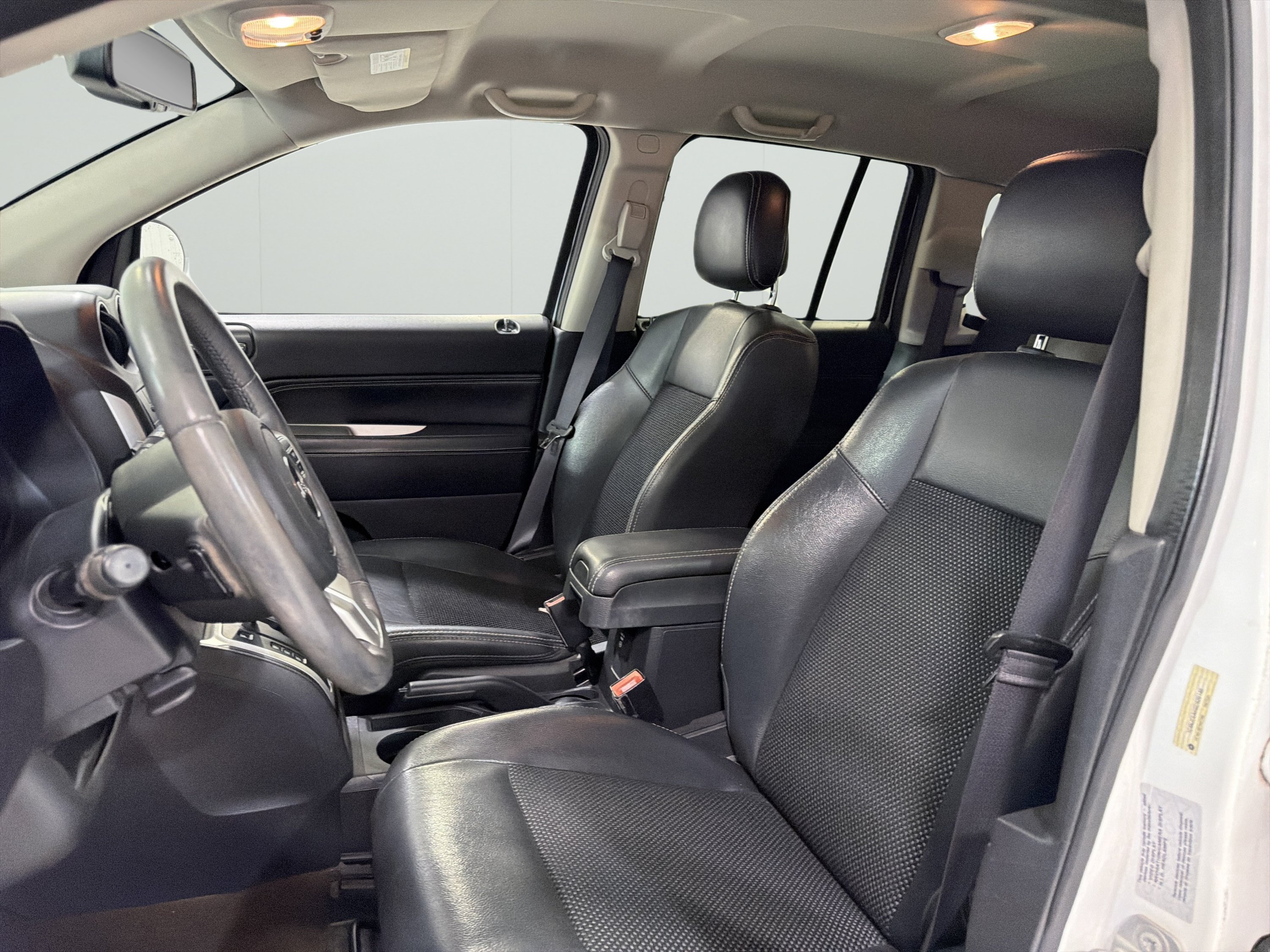 Used 2016 Jeep Compass Latitude FWD image 12