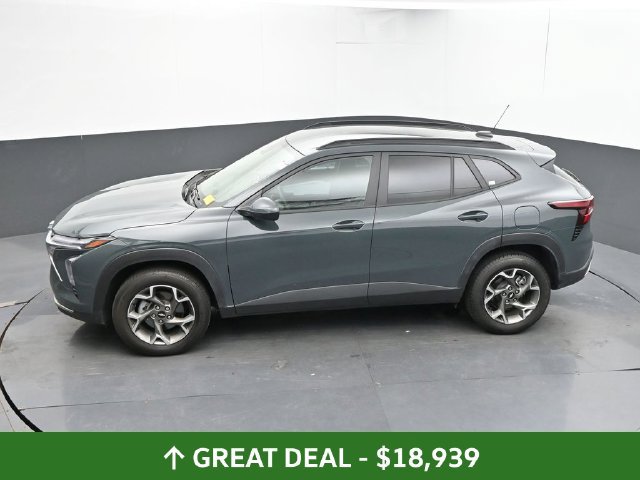 Used 2025 Chevrolet Trax LT FWD image 41